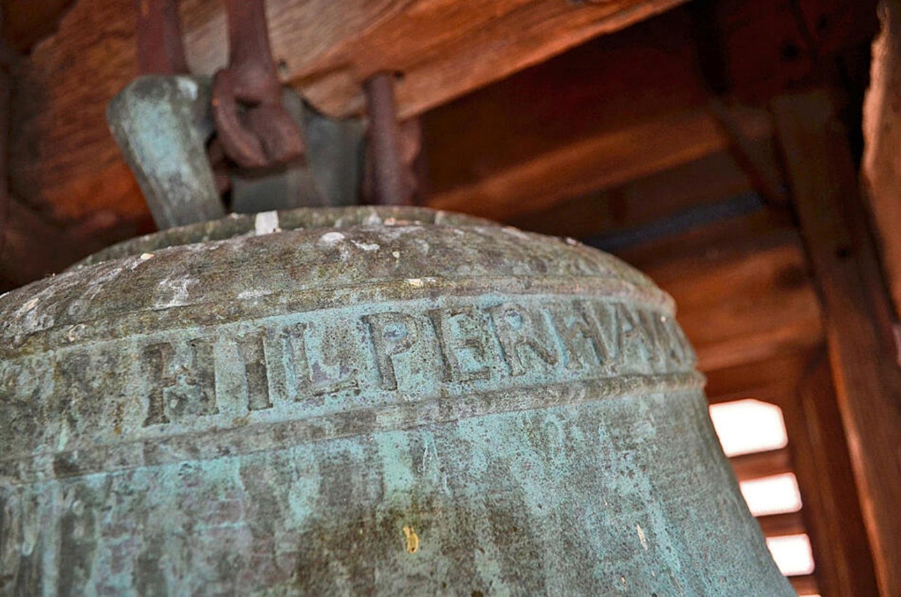 Die Glocke trägt deutlich sichtbar die Inschrift Hilperhausen - eine alte Schreibweise für Hildburghausen.